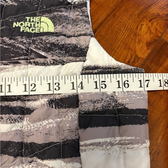 THE NORTH FACE Thermoball Vest Women's TNF Black Desert StripeWhite xs - Picture 12 of 14
